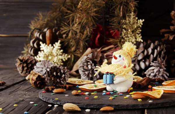 Figurine Snowman on Christmas BACKGROUND , selective focus — Stock Photo, Image
