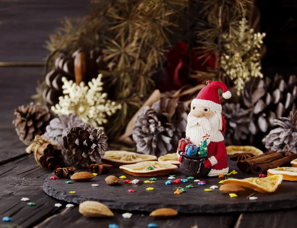Figurine Papai Noel Natal OS ramos BACKGROUND, foco seletivo — Fotografia de Stock