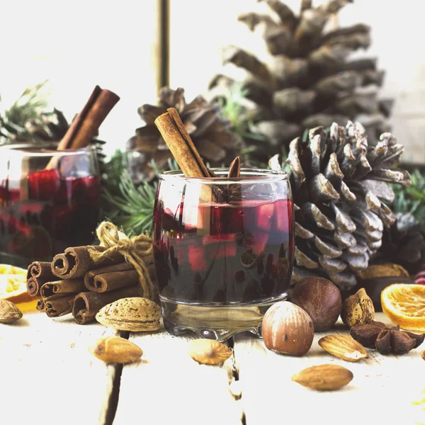 Ano Novo ou composição de Natal com nozes, vinho quente, avelãs — Fotografia de Stock