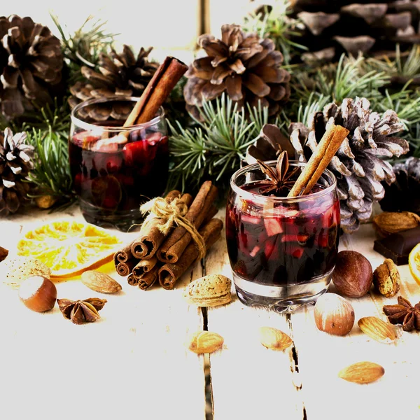 Neujahrs- oder Weihnachtskomposition mit Walnüssen, Glühwein, Haselnüssen — Stockfoto