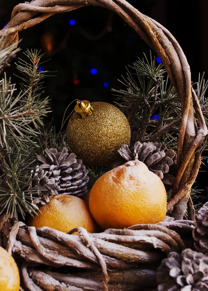 Новогодняя или рождественская композиция с грецкими орехами, глинтвейном, фундуком — стоковое фото