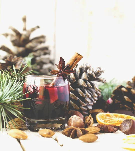 Boże Narodzenie lub nowy rok skład z orzechów włoskich, grzane wino, orzechy laskowe — Zdjęcie stockowe
