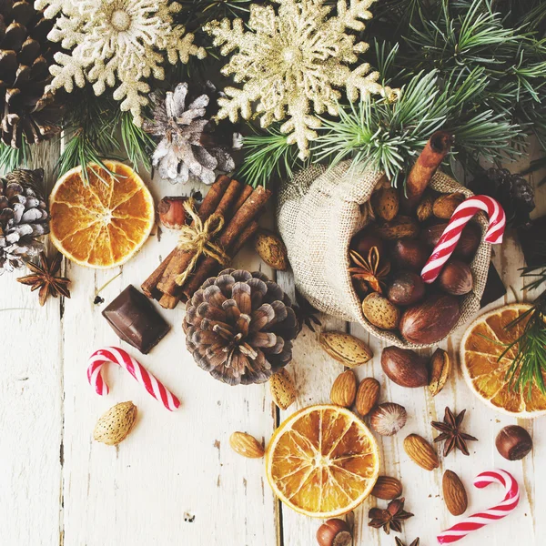 Složení Vánoce nebo nový rok s svařené víno, vlašské ořechy, lískové ořechy — Stock fotografie