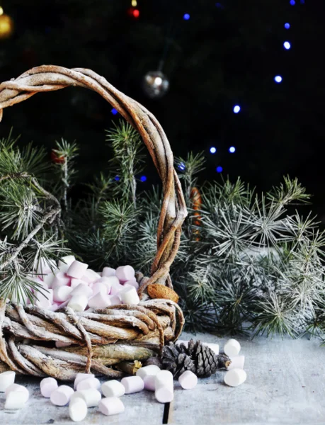 Ano Novo ou composição de Natal com nozes, marshmallow, avelãs — Fotografia de Stock