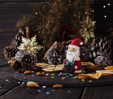 heykelcik Noel Baba Noel arka plan dalları, seçici odak