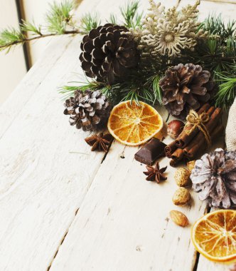 Ceviz, mulled şarap, fındık ile yeni yıl veya Noel kompozisyon