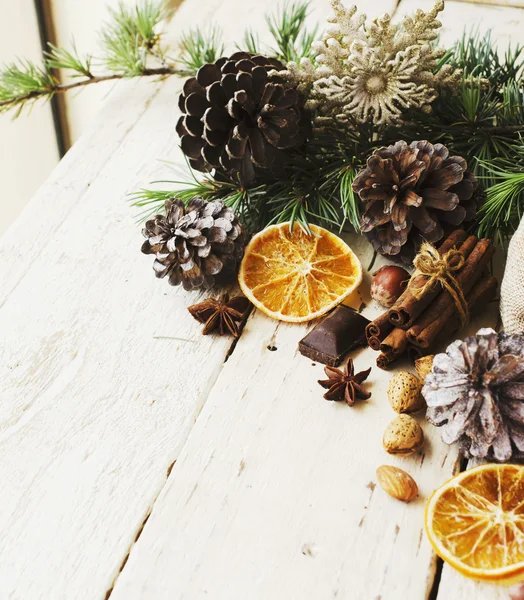 Nieuwjaar of Kerstmis samenstelling met glühwein, walnoten, hazelnoten — Stockfoto