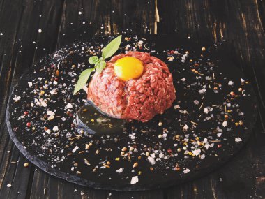 çiğ kıyma, tuz ve Baharatlar, seçici odak sebzeler ile