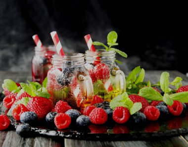 Olgun Kırmızı Ahududu ve çilek ahşap kase, seçici odak