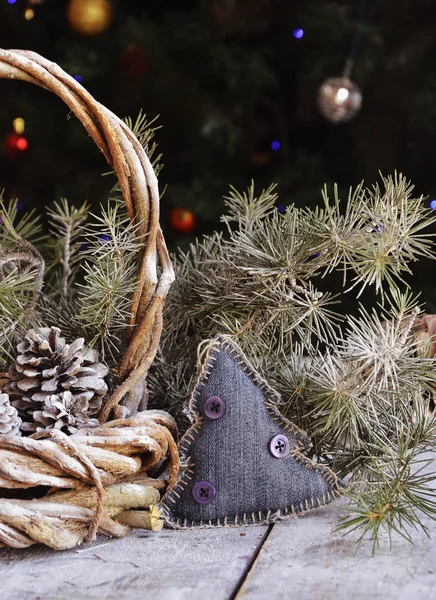 Composición de Año Nuevo o Navidad con nueces, vino caliente, avellanas —  Fotos de Stock
