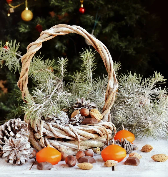 Ano Novo ou composição de Natal com nozes, vinho quente, avelãs — Fotografia de Stock