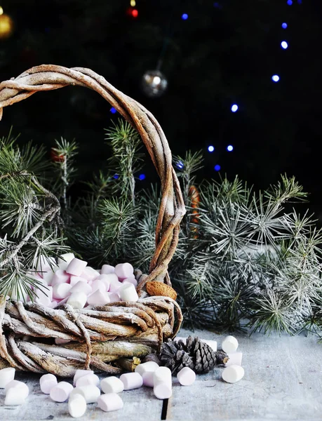 Nový rok nebo vánoční složení s marshmallow, vlašské ořechy, lískové ořechy — Stock fotografie