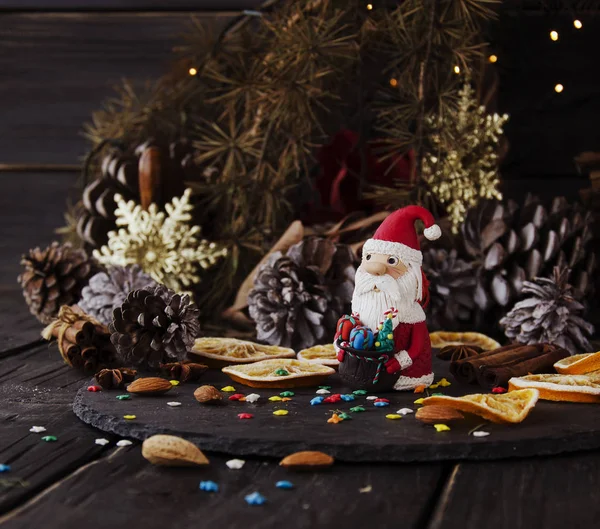 置物サンタ クロース クリスマス背景枝、セレクティブ フォーカス — ストック写真