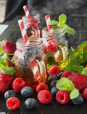 meyve suyu bir bardak çilek, buz ve nane ile