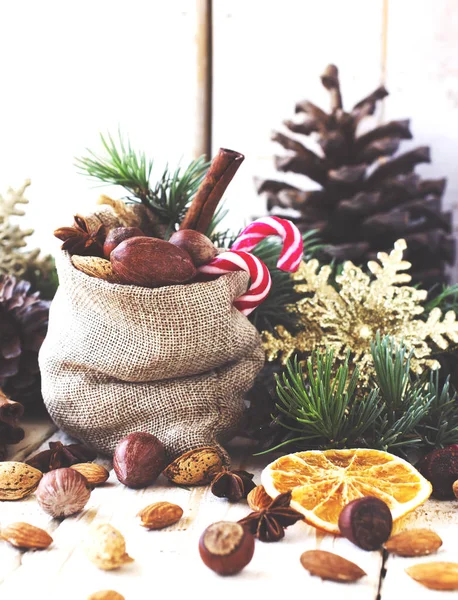 Nieuwjaar of Kerstmis samenstelling met glühwein, walnoten, hazelnoten — Stockfoto