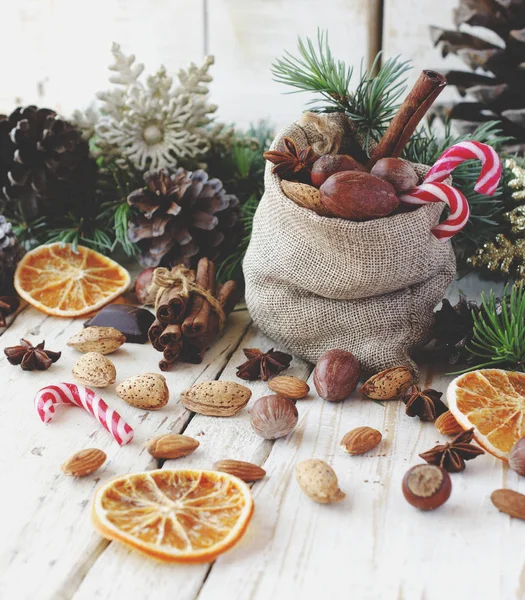 Νέο έτος ή Χριστουγεννιάτικη σύνθεση με mulled κρασί, καρύδια, φουντούκια — Φωτογραφία Αρχείου