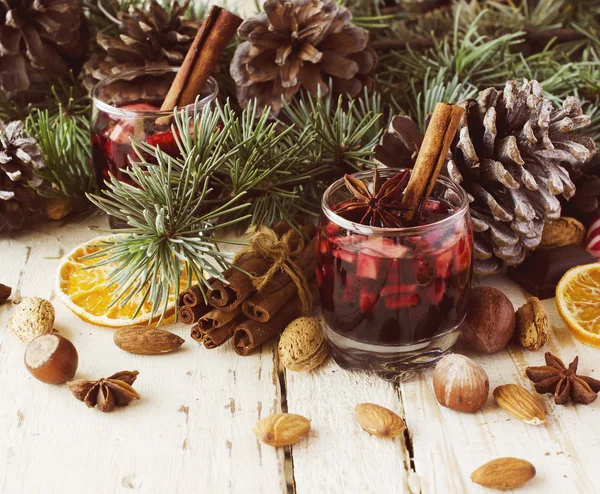 Nieuwjaar of Kerstmis samenstelling met glühwein, walnoten, hazelnoten — Stockfoto