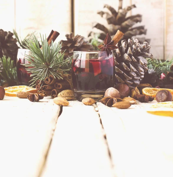 Ceviz, mulled şarap, fındık ile yeni yıl veya Noel kompozisyon — Stok fotoğraf