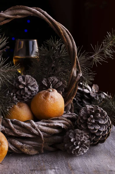 Neujahrs- oder Weihnachtskomposition mit Walnüssen, Glühwein, Haselnüssen — Stockfoto