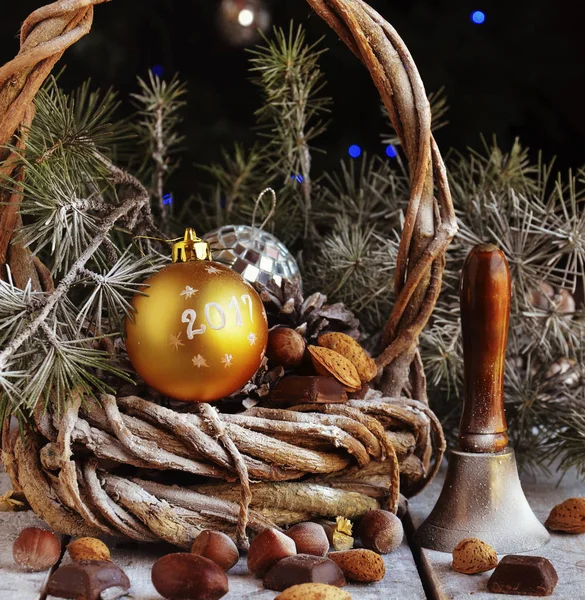 新的一年或圣诞节组成与核桃、 甜酒、 榛子 — 图库照片