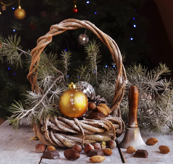 Neujahrs- oder Weihnachtskomposition mit Walnüssen, Glühwein, Haselnüssen — Stockfoto