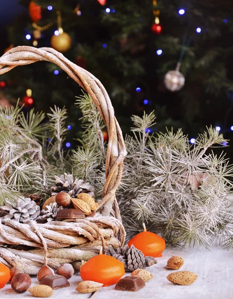 Nieuwjaar of Kerstmis samenstelling met glühwein, walnoten, hazelnoten — Stockfoto