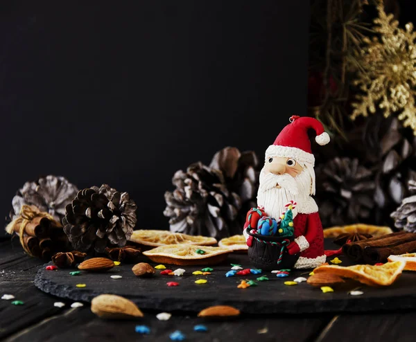 Composición de Año Nuevo o Navidad con nueces, vino caliente, avellanas — Foto de Stock