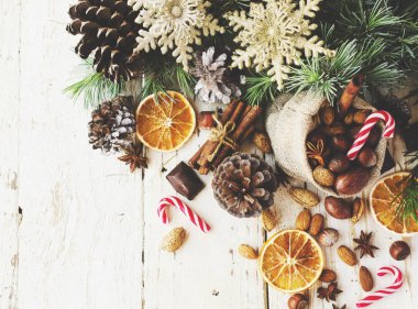 Ceviz, mulled şarap, fındık ile yeni yıl veya Noel kompozisyon