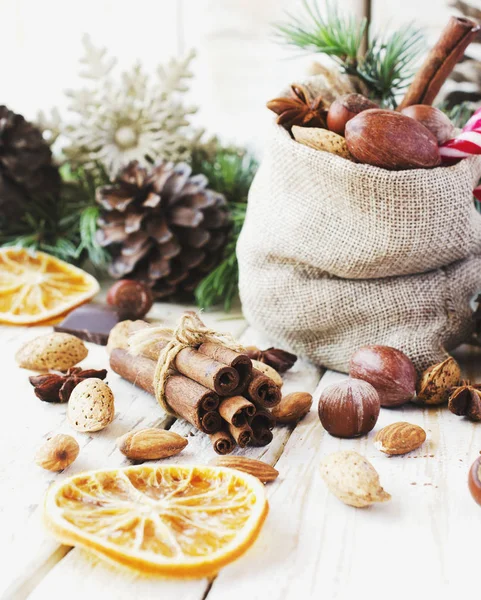 Nieuwjaar of Kerstmis samenstelling met glühwein, walnoten, hazelnoten — Stockfoto