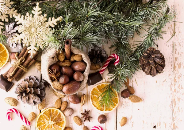 Nieuwjaar of Kerstmis samenstelling met glühwein, walnoten, hazelnoten — Stockfoto