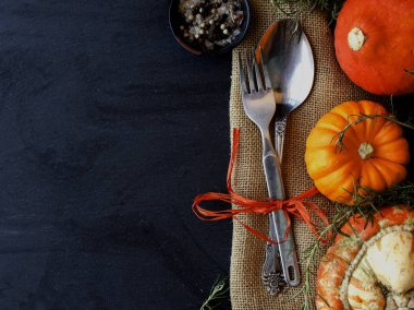 Mevsimlik ahşap sofra küçük kabak ile