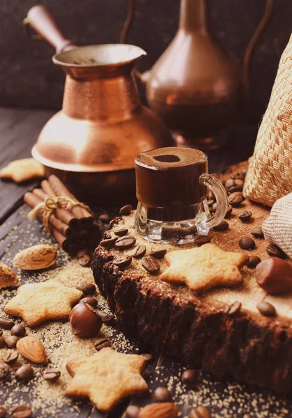 Turecká káva v malém šálku, soubory cookie, Selektivní ostření — Stock fotografie