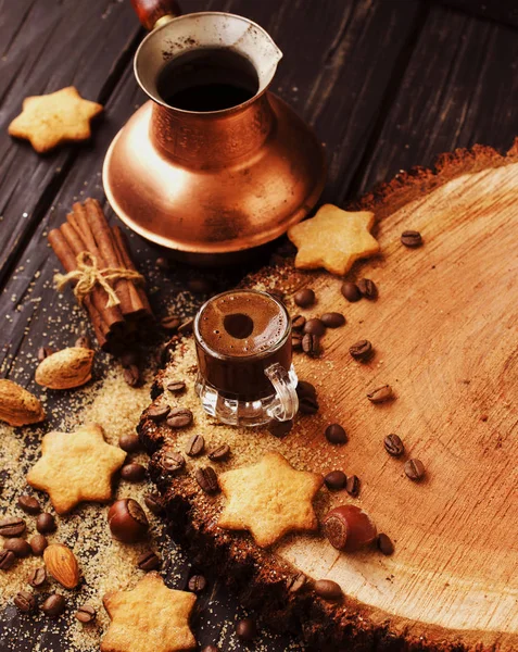 Turkiskt kaffe i en liten kopp, cookies, selektivt fokus — Stockfoto