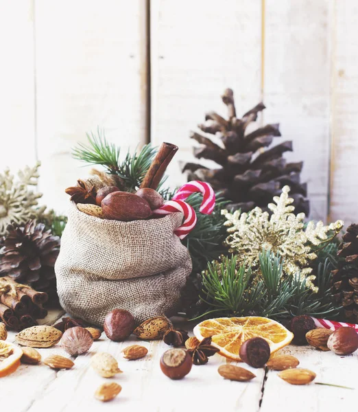 Nieuwjaar of Kerstmis samenstelling met glühwein, walnoten, hazelnoten — Stockfoto