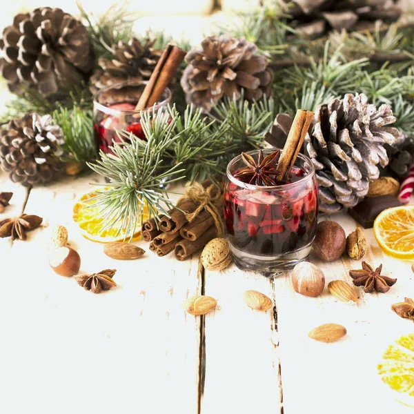 Nieuwjaar of Kerstmis samenstelling met glühwein, walnoten, hazelnoten — Stockfoto