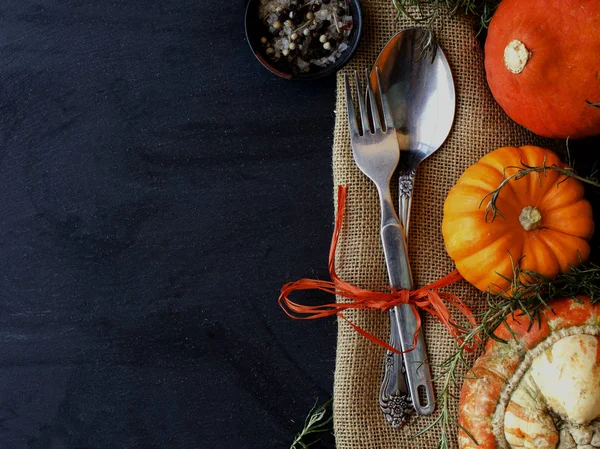 Mevsimlik ahşap sofra küçük kabak ile