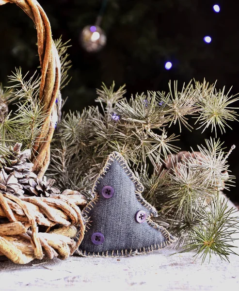 Composición de Año Nuevo o Navidad con nueces, vino caliente, avellanas —  Fotos de Stock