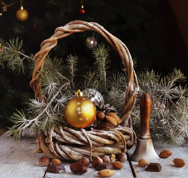 Ano Novo ou composição de Natal com nozes, vinho quente, avelãs — Fotografia de Stock