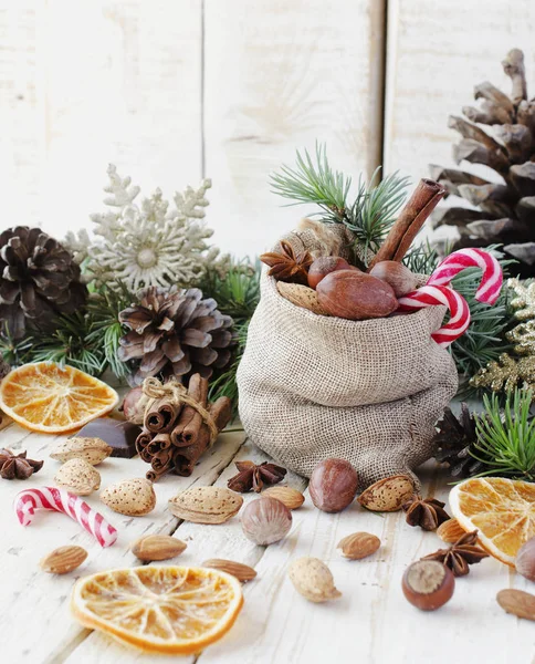 Složení Vánoce nebo nový rok s svařené víno, vlašské ořechy, lískové ořechy — Stock fotografie