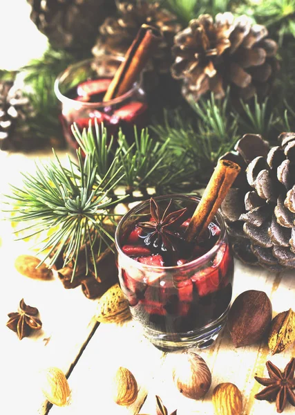 Новогодняя или рождественская композиция с грецкими орехами, глинтвейном, фундуком — стоковое фото