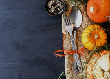 Mevsimlik ahşap sofra küçük kabak ile