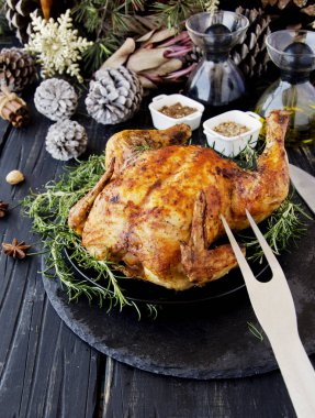 Noel ve yeni yıl için pişmiş tavuk