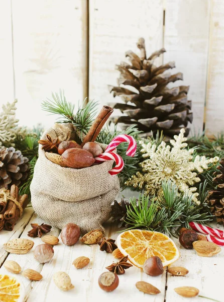 Ano Novo ou composição de Natal com nozes, vinho quente, avelãs — Fotografia de Stock