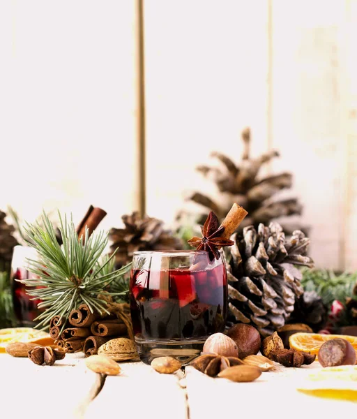 Νέο έτος ή Χριστουγεννιάτικη σύνθεση με mulled κρασί, καρύδια, φουντούκια — Φωτογραφία Αρχείου