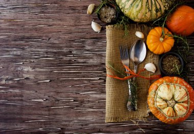 Mevsimlik ahşap sofra küçük kabak ile