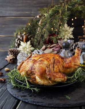 Noel ve yeni yıl için pişmiş tavuk
