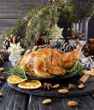 Noel ve yeni yıl için pişmiş tavuk
