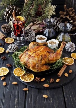Noel ve yeni yıl için pişmiş tavuk