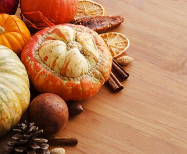 Mevsimlik ahşap sofra küçük kabak ile