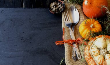 Mevsimlik ahşap sofra küçük kabak ile